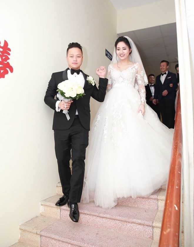 Trà My lộng lẫy trong bộ đầm ren gợi cảm. Cô chia sẻ bản thân rất hạnh phúc khi sớm tìm được người tâm đầu ý hợp.