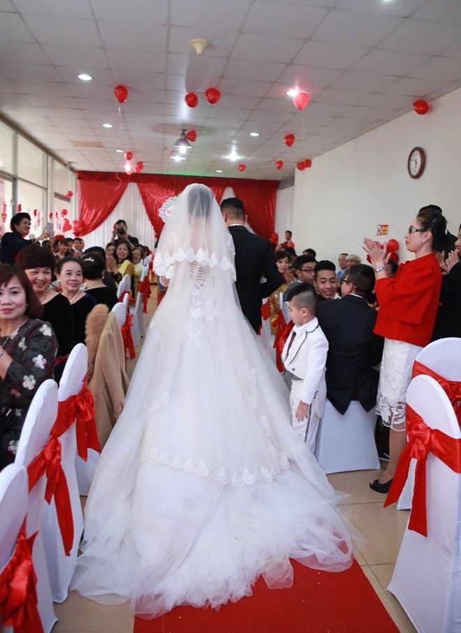 Váy cưới của cô dâu với phần chân thướt tha đẹp mắt.