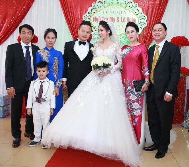 Cô dâu - chú rể hạnh phúc bên bậc sinh thành.