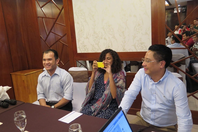 Chị vui vẻ ghi lại hình ảnh phóng viên chụp mình.