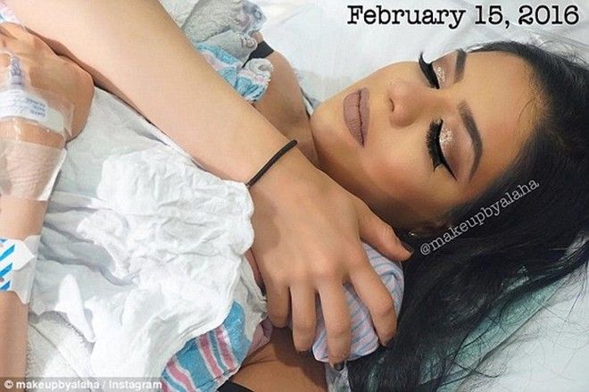 Người mẹ trẻ dường như càng thêm xinh đẹp và rạng rỡ hơn trong niềm hạnh phúc vỡ òa.