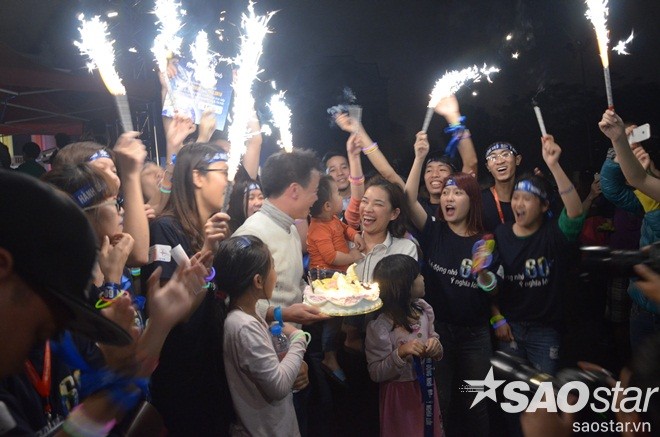 Một bất ngờ nho nhỏ trong chương trình Giờ Trái đất. Các bạn tình nguyện viên đang cổ vũ và chúc mừng cho cặp vợ chồng nhân kỷ niệm 10 năm ngày cưới.