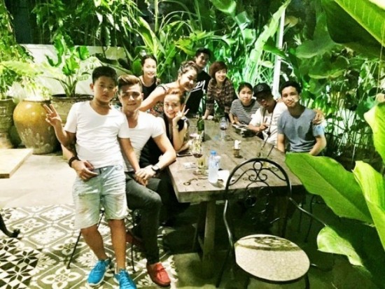 Nhưng sau đó thường xuyên ngồi cạnh nhau mỗi khi đi chơi cùng bạn bè.