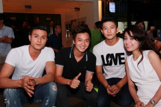 Ban đầu cả hai còn giữ khoảng cách.