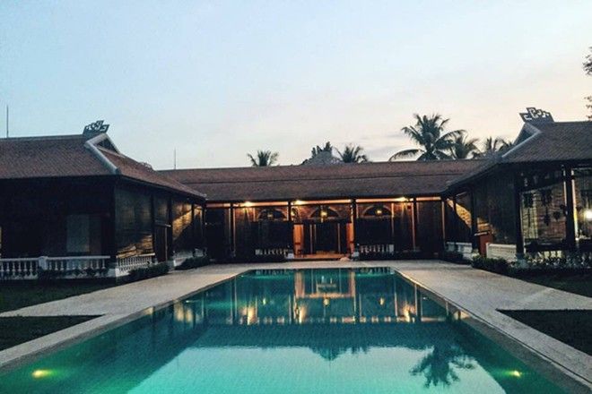 Biệt thự của vợ chồng chân dài được xây dựng trên một khu đất rộng ở quận 9 TP HCM. Căn nhà mang phong cách xưa, có giá trị ước tính hàng triệu đô la.