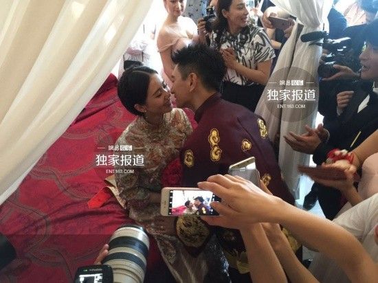 Nụ hôn nồng nàn giữa cô dâu và chú rể trong lễ rước dâu.