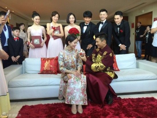 Chú rể tự tay bón cho cho cô dâu thức ăn - một phong tục với hàm ý vợ chồng chung sức chung lòng, có họa cùng chịu, có phúc cùng hưởng.