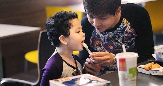 Từ khi bé Sushi chào đời, đêm nào anh cũng thức pha sữa, thay tã cho con.