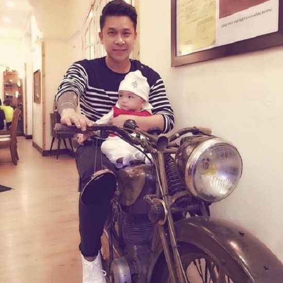 Lê Hoàng thường xuyên đưa con đi chơi.