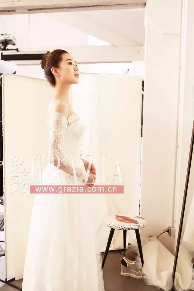 Lưu Thi Thi trong trang phục váy cưới sang trọng của Carven. Bộ váy được thiết kế dành riêng cho người đẹp.