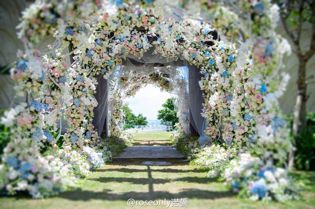 Không gian cưới ngập hoa tươi của cặp sao.