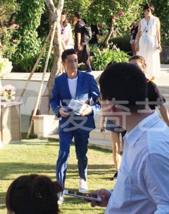 Hoăc Kiến Hoa vest xanh lịch lãm.