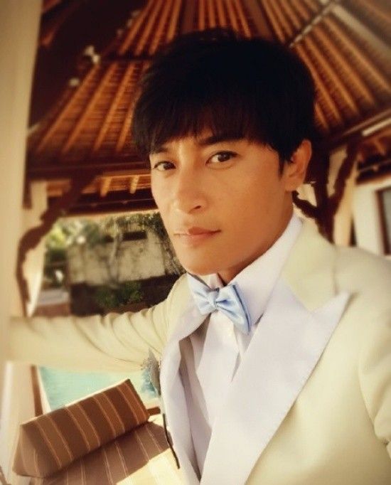 Trần Chí Bằng bảnh bao với vest trắng.