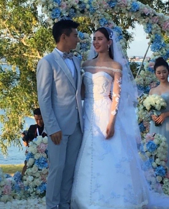 Hai người trao nhau nụ cười ấm áp.