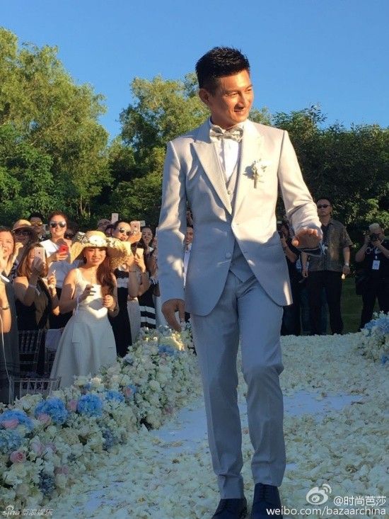 Ngô Kỳ Long tiến vào lễ đường vào khoảng 18h. Anh hơi nhăn mặt vì trời nắng gắt.