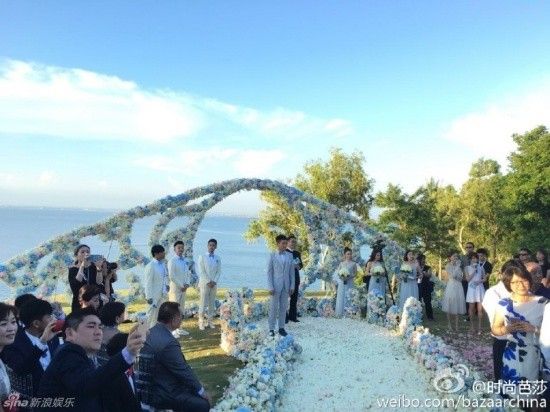 Ngô Kỳ Long đứng từ xa chờ đợi tân nương.