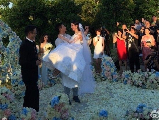 Chú rể ôm chầm cô dâu.