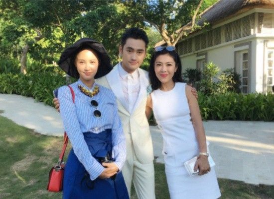 Viên Hoằng là khách mời danh dự. Anh đi cùng bạn gái Trương Hâm Nghệ