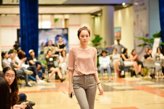 Các người mẫu phải bước đi, xoay người nhanh, chậm theo đúng tiết tấu nhạc nhưng vẫn giữ phong thái tự tin, năng động của những cô nàng thành thị.