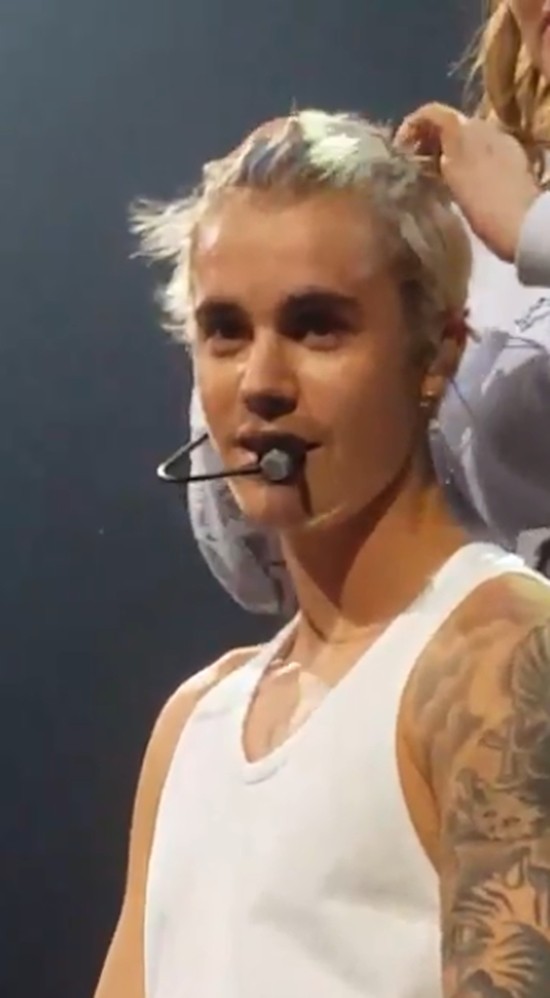 Bieber cũng thích thú và hồi hộp không kém vì... không biết quả đầu của mình sẽ ra sao khi qua tay của hairstylist mới tuyển này.