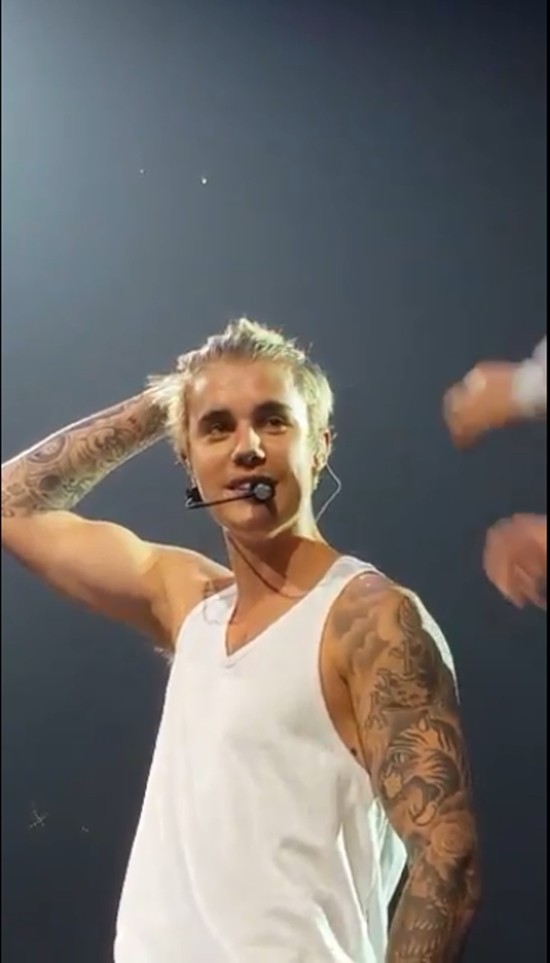 Nam ca sĩ đưa tay lên kiểm tra lại kết quả của mẫu tóc mới.