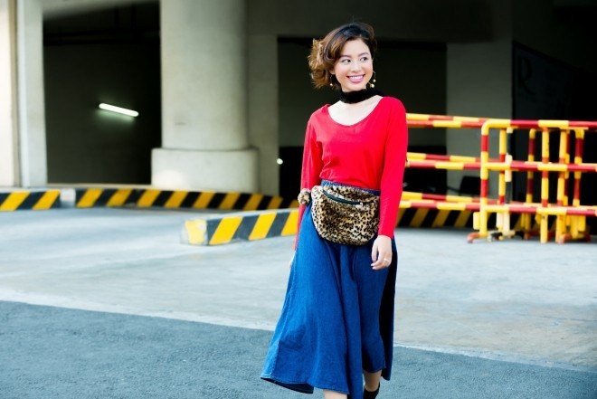 Váy midi jean sẽ làm bạn trông nữ tính và bụi bặm hơn trong mùa hè 2016 này.