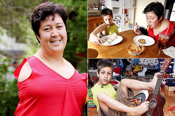 Timmy và mẹ cùng nhau trải qua sinh hoạt thường ngày với đôi chân quen thuộc mà lại còn đa-zi-năng.