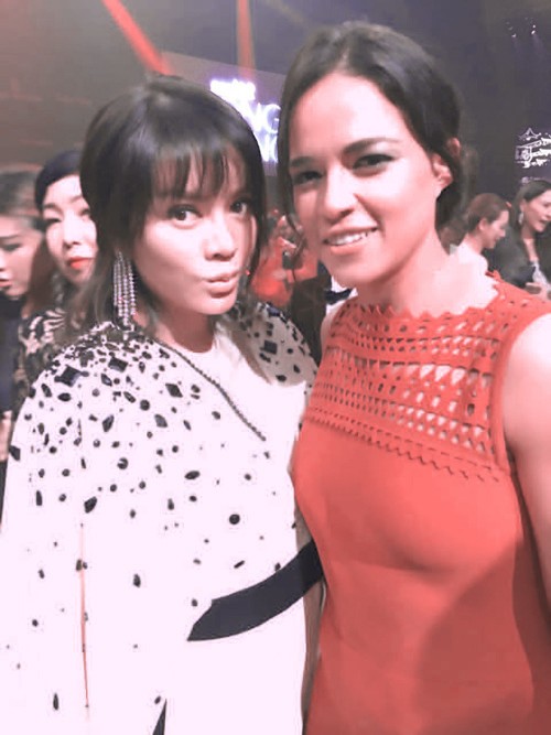 Lý Nhã Kỳ là nghệ sĩ Việt Nam duy nhất có mặt tại đây. Cô rất vui khi gặp lại ngôi sao phim 'Fast & Furious 7' - Michelle Rodriguez. Trước đây, hai người từng gặp nhau tại LHP Cannes tổ chức ở Pháp.