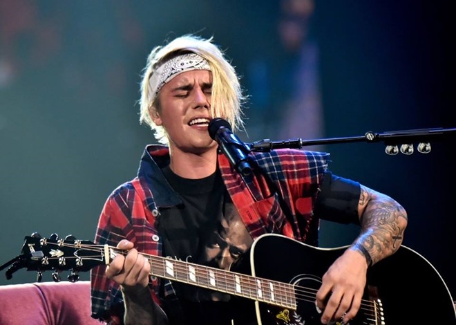 Ôm guitar và trình diễn loạt hit: 'Love Yourself', 'Home to Mama', 'Insecurities'.