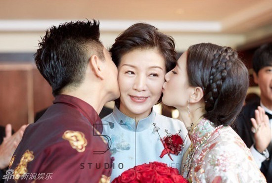 Vẻ đẹp tinh khôi ở tuổi gần 60 của mẹ Thi Thi. 