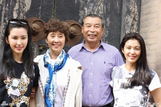 Lý Băng Băng bên cha mẹ. Nhiều người cho rằng, mẹ Băng Băng còn đẹp hơn con gái.