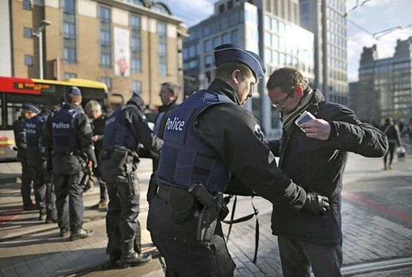 Cảnh sát kiểm tra an ninh phía ngoài ga tàu điện ngầm Midi ở thủ đô Brussels, Bỉ, ngày 22/3. Ảnh: Reuters.