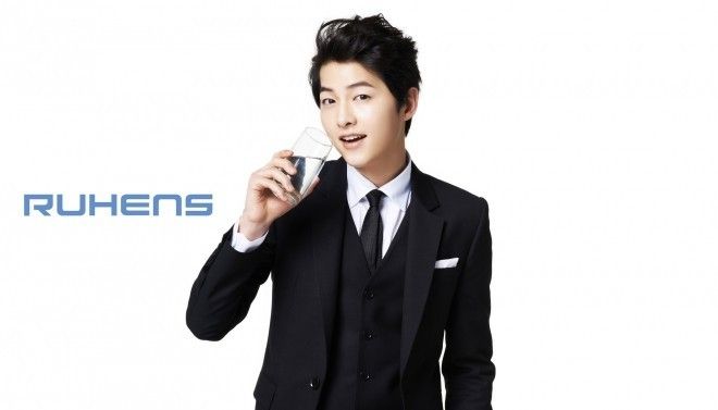 Song Joong ki có mặt ở mọi nơi trong siêu thị.