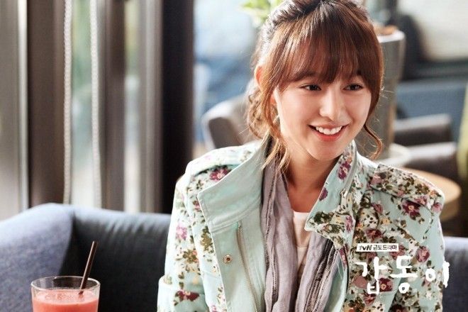 Nhớ đừng quên làm duyên uốn nhẹ phần đuôi tóc cho thêm phần điệu đà nhé.