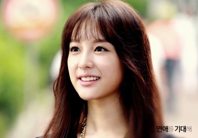 Trong Looking Forward To Romance, nàng thực lãng mạn với mái tóc mái thua uốn nhẹ hai bên.