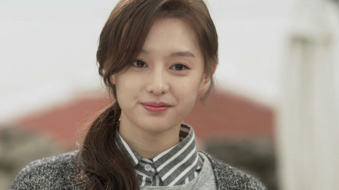 Khi quá bận rộn mà không có thời gian chăm sóc tóc, hãy buộc lên như Kim Ji Won trong One sunny day nhé.