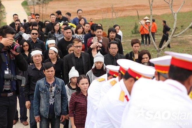 Dòng người đưa tiễn không nén nổi nỗi xúc động.