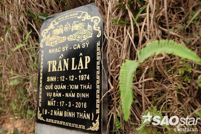 Tấm bia khắc tên anh, con người mạnh mẽ.