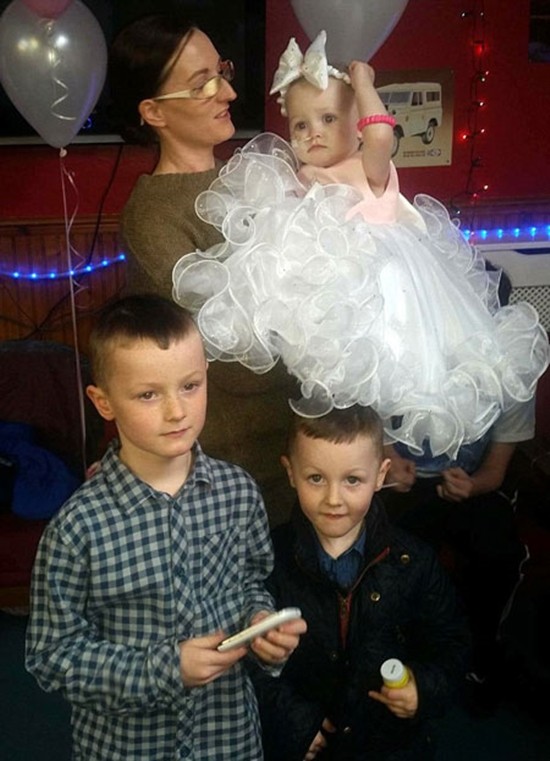 Cô bé bên mẹ và hai anh trai trong ngày đặc biệt. Ảnh: Dailystar.