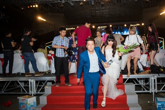 Nhã Phương lặng lẽ theo sau Trường Giang khi rời khỏi sự kiện.