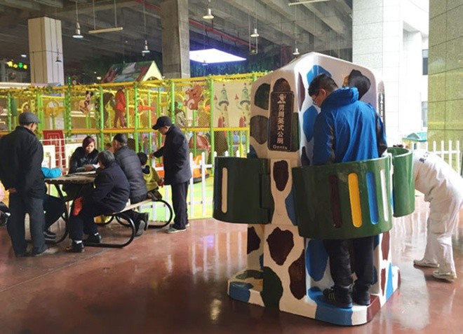 Nhà vệ sinh công cộng kém duyên này được chia làm 4 góc để 4 người đàn ông có thể “giải quyết” cùng một lúc. Các góc đều không có cửa che mà đơn giản chỉ có một phần nhựa hình vòng cung che ngang eo người sử dụng.