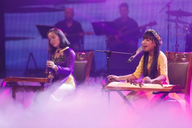 Giọng hát ngọt ngào với những nốt cao có thể khiến bất kì ca sĩ nào “ganh tị” với cách luyến láy, nhả chữ như một nghệ sĩ chuyên nghiệp đã khiến khán giả lẫn ban giám khảo “ngã gục”. 