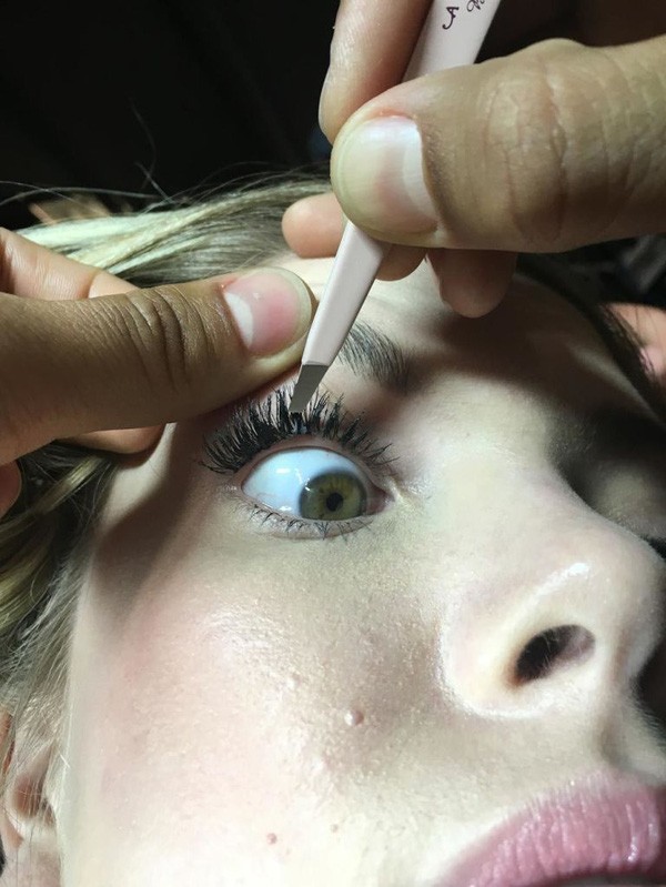 ... rồi lần lượt gắn chúng vào bên dưới hàng mi thật của người mẫu Bodhi thay vì gắn đè lên trên theo cách thông trường.