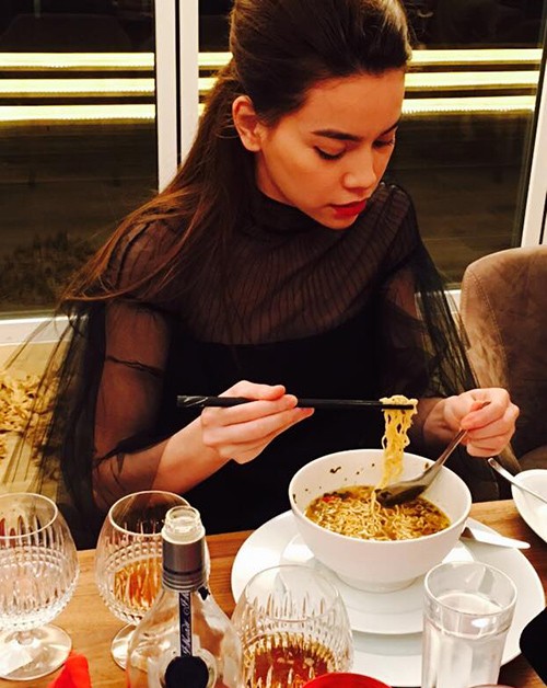 Thay vì ăn những món ăn "sơn hào hải vị" khác, Hồ Ngọc Hà lại chỉ yêu cầu một bát mì tôm.