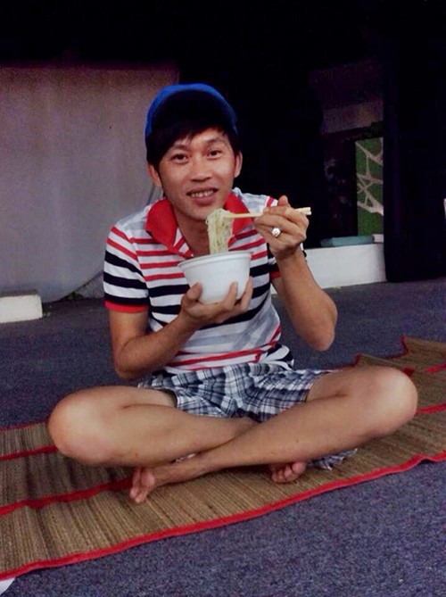 Mỳ tôm cũng là sở thích của Hoài Linh phía sau hậu trường.