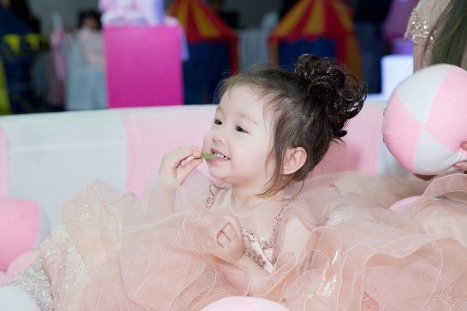 Elly Trần chia sẻ bé Mộc Trà gần hai tuổi đã biết chăm sóc mẹ hay dỗ dành em trai Alfie mỗi lúc em khóc. 