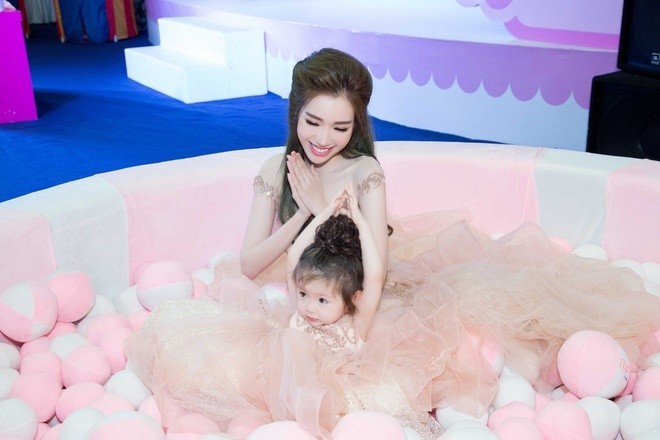 Dù phải vất vả theo sát con gái, Elly Trần cảm thấy hạnh phúc vì Cadie có dịp phát triển kỹ năng vận động, giao lưu cùng các bạn nhỏ khác. Cô khuyến khích con phát triển cá tính một cách tự nhiên vì bản thân mình cũng là một người cá tính mạnh từ khi còn nhỏ.