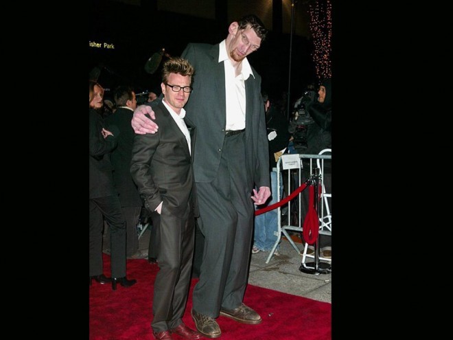 Ewan McGregor and Matthew McGrory World Premiere of Big Fish , at the Ziegfeld Theater, New York City. 12-4-03 John Spellman / Retna Ltd.