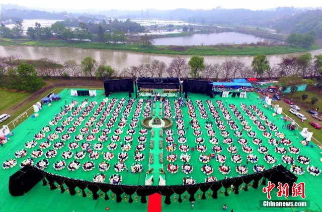 Bên cạnh đó là 200 bàn tiệc được chuẩn bị để đón 2.000 khách mời tham dự.