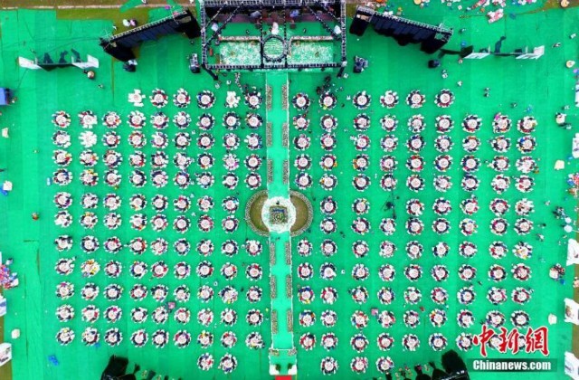 Một người khác bày tỏ quan điểm: "Tôi không hiểu thế giới của người giàu cho lắm nhưng tôi hy vọng tiền được xài là đồng tiền trong sạch".